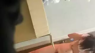 يتسلل إلى غرفه الام النأمه