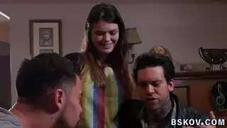 شقراء تلعب صدرها