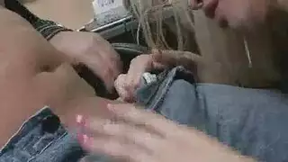 الزوج يكذب عن العمل الإضافي ثم يحصل على مص من فتاة شقراء