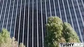 صديقتان حميمتان تتبادلان لعق الشرج في مشهد إباحي