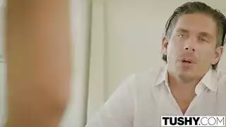 مراهقة شقراء تقنعها علاقة مع رجل متزوج أكبر لتصوير إباحي