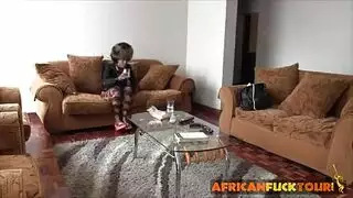 جارة شهوانية تئن لقضيب أسود كبير في مشهد صريح