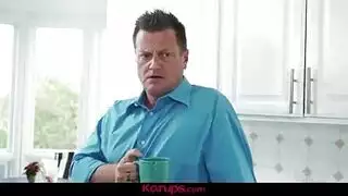 عاشق خبير يعلم الشقراء كيفية أخذ القضيب