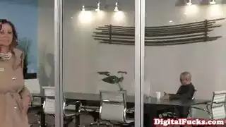 أثداء كبيرة جميلة تتحكم في هذا المشهد الإباحي
