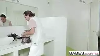 شقراء ذات أثداء ضخمة وصديقتها في مشهد إيلاج مزدوج صريح