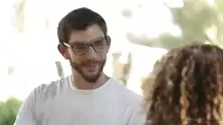 شاب مثير يضرب كسها الضيق حتى خط النهاية