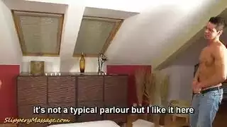 فرك جسدي مثير يؤدي إلى سكس شرجي عنيف