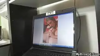 عذراء سعوديه تخاف منالحمل تعطي عشيقها خلفي يقف داخله