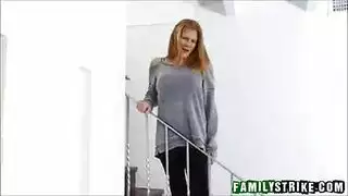 هي تستأجر فحل أسمر لخدمات جنسية صريحة