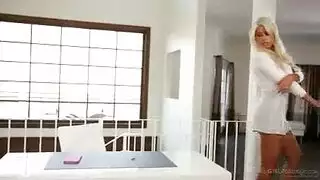 فتاتان تلعقان فرجاً ملوثاً بعد جنس جماعي