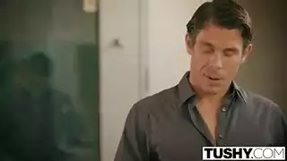 امرأة صغيرة في الدانتيل تطلب قضيب حمار