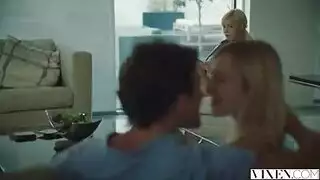 شقراء خبيثة تملأ مهبلها بسائل حبيب أختها