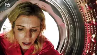 علقت امه في الغسالة