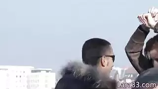 أنثى ذات خبرة تمنح لحظات حميمة لقضيب شاب صلب