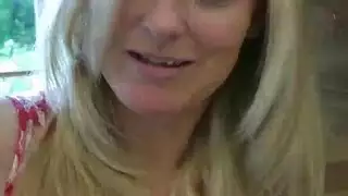 الفاتنة الشقراء تتخيل باستمرار جنسك الإباحي العنيف