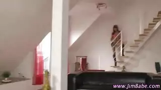 شباب شبان يبلعون قضيبًا سمينًا في جلسة شفهية ساخنة