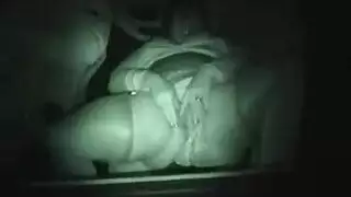 عارضة سودانية غريبة تشعل سيجارة قبل مشهد دخول مزدوج