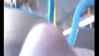 استمناء في حافلة عامة: قضيب سميك يطلق حبلاً ضخماً من المني