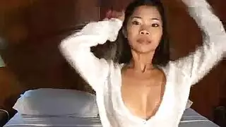 براءة فاسدة: رجل كبير يعلم ابنته الجنس