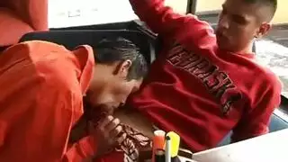 مليء مرتين: مشهد جنس ثلاثي مكثف