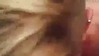 فتاة ممتلئة الصدر ذات شعر مجعد تحب وضعية الكلب العنيفة