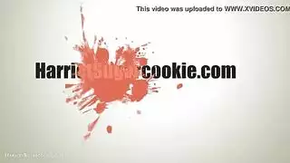 بنت يحلق شعرات تيز في حمام