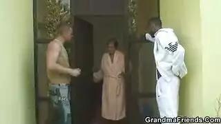 ممثلة إباحية سمراء ذات صدر كبير اختراق مهبلي مزدوج وبلع المني
