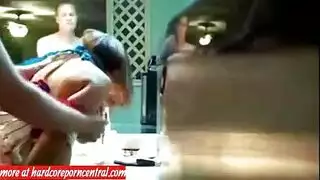 فرك في اصبعها