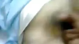 أم مثيرة ممتلئة تظهر فتحاتها في وضعية كلابي
