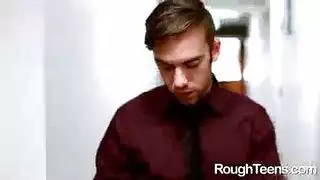 زنجي سميك يقتحم فتحة ضيقة بدفع قاسي
