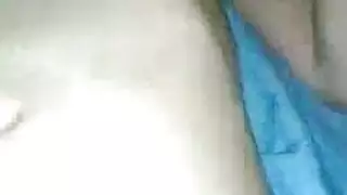 جنس ساخن في المطبخ بينما يبرد العشاء