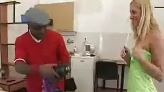 اكتشاف شريط جنسي محرم مع حيوان