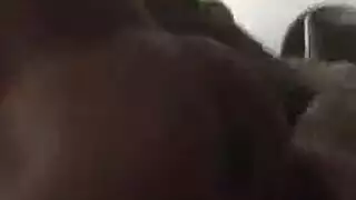 دلوعة علقة في السرير