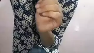 فتاة كبيرة الصدر في خيال جنس جماعي إباحي