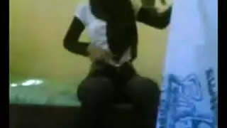 فعل شرجي مبلل: شابان يضخان طيزاً مشحمة