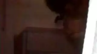 لقطات تجسس على العائلة البديلة: نيك مزدوج وعرض سائل الأنثى