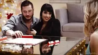 زوجان هاويان يصوران جلسة جنس فموي حميمة