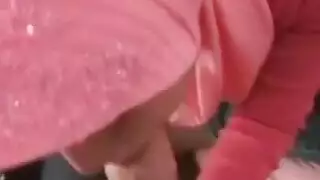 سكرتيرة جائعة للقضيب تأخذه في حلقها
