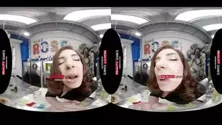امرأة تلعب بحبها الأسود الضخم حتىالقذف المت