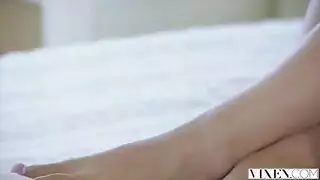 جنس عارٍ بجانب المسبح: أثداء ومؤخرة كبيرة لأماندا جوفيا