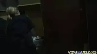 نجم بورنو أسود يختنق من مص قضيبين معًا