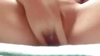 شابة بي بي دبليو تنتقل من مرتدية الملابس إلى شبه عارية في عرض كاميرا ساخن