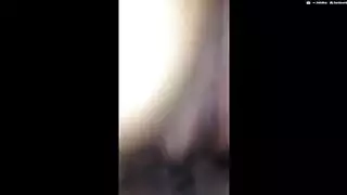 أزواج متبادلون يتشاركون القضبان والمهبل في فعل جنسي خام