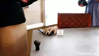 شقراء منحنية تفتح ساقيها وتنزل بقوة على هزاز سميك