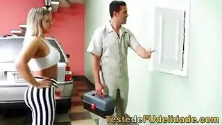 رون جيريمي يضاجع مراهقة بنية الشعر ضيقة في مشهد جنسي صريح