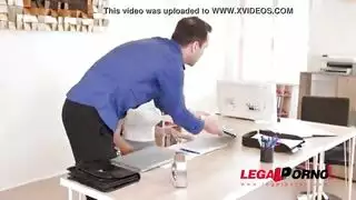 نيك فوق طاوله المكتب