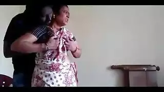 أميتاو في مشهد جماعي جنسي صعب