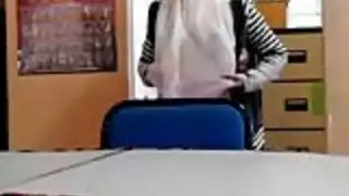 عاهرة عربية تحصل على فرجها محشو بالقذف