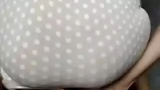 زوج يصور زوجته تمارس الجنس الشرجي مع قضيب أسود كبير