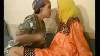 الفتيات السكرانة تتعرى: جنس جماعي مجاني مع مشروبات